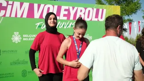 Seyir Tepesi’nde Çim Voleybolu Heyecanı
