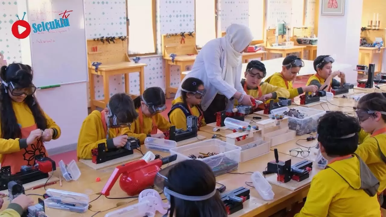 Ahşap ve Metal Atölyesinde Çocuklar El Becerilerini Geliştiriyor